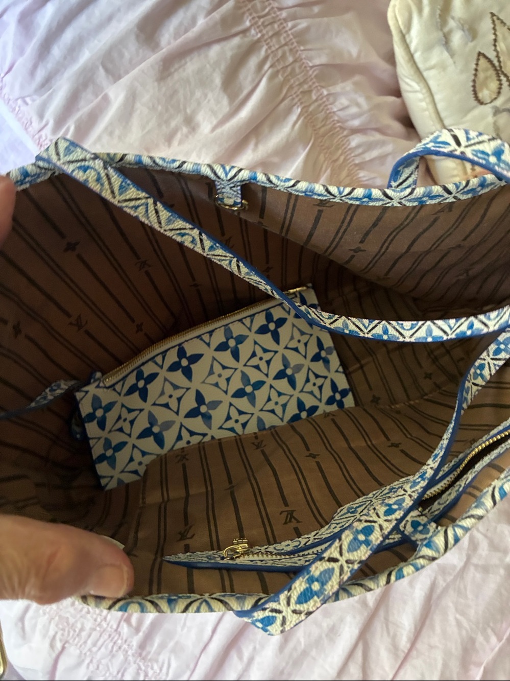 Designer-Style Blue & White Tote with Matching Pouch MM.  Limited edition - Picture 5 of 12